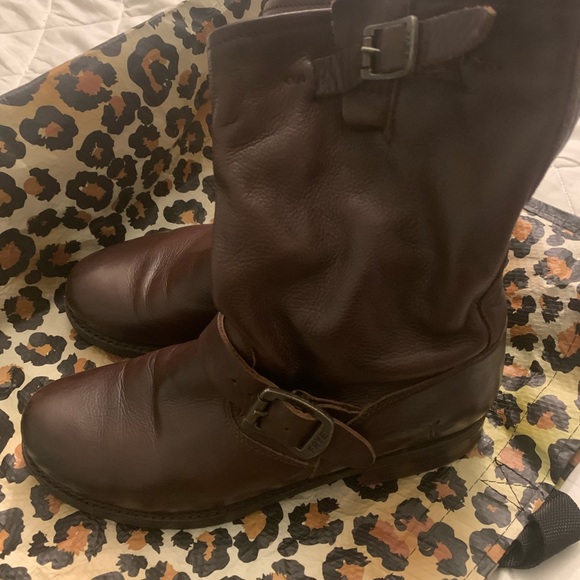 FRYE BURGUNDY BROWN BOOTS. - Picture 4 of 6